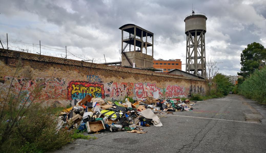 Sommige plekken doen me denken aan Antwerpen Noord. Sluikstort en andere problemen zijn hier zeker, maar ook veel mensen die het goed menen met elkaar. Veel solidariteit. © Saskia Van den Kieboom