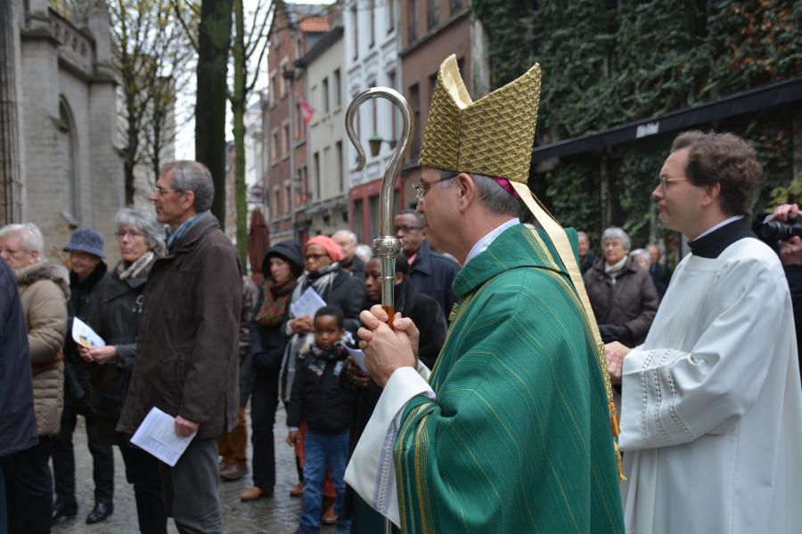 Mgr. Bonny bij de Heilige Deur van de Antwerpse kathedraal © Karin Aernout