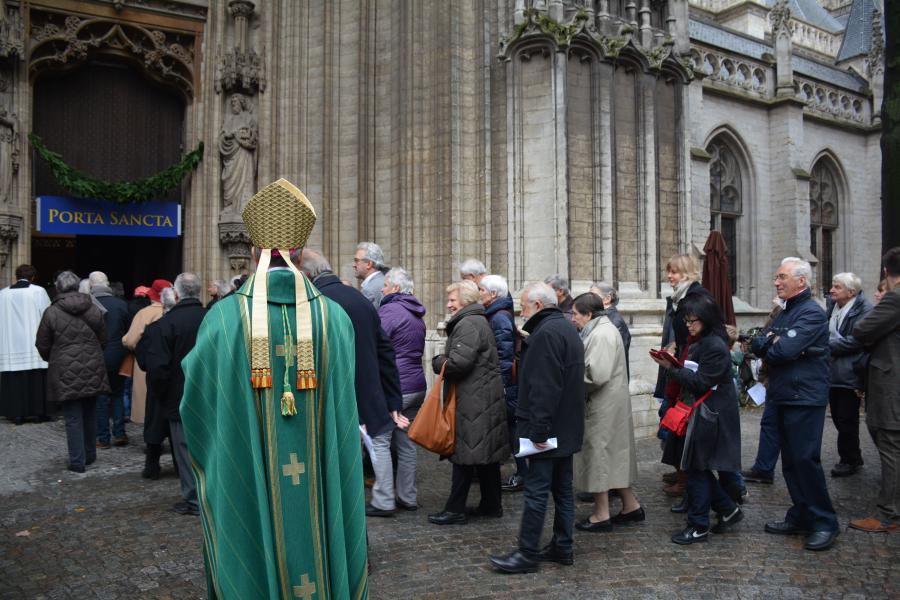 Mgr. Bonny bij de Heilige Deur van de Antwerpse kathedraal © Karin Aernout