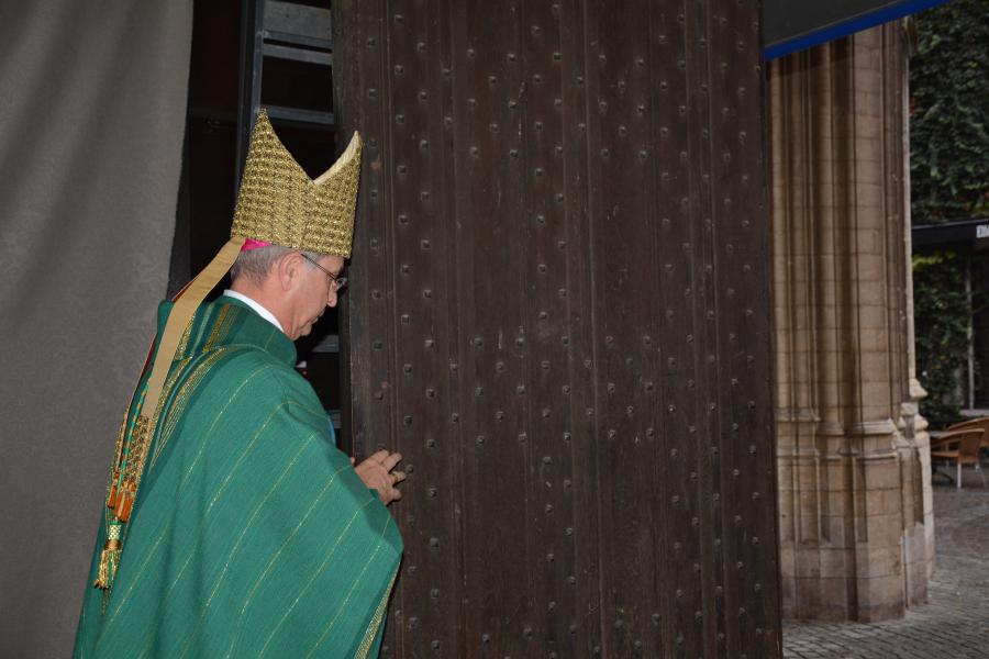 Mgr. Bonny sluit de Heilige Deur © Karin Aernout