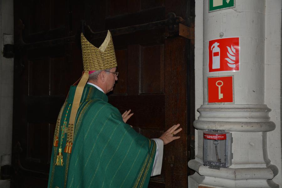 Mgr. Bonny sluit de Heilige Deur © Karin Aernout