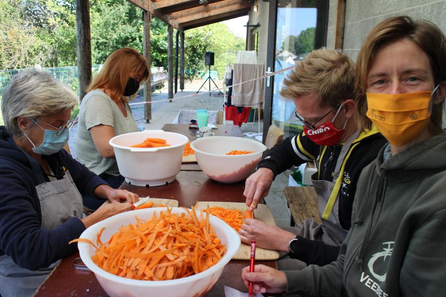 De kookploeg op hun terrasje, veilig bezig met de voorbereiding van het middagmaal © RvH