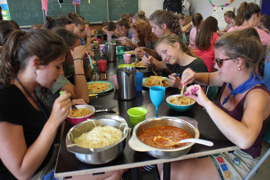 Chiro-meisjes op kamp © Chiro-meisjes-RvH