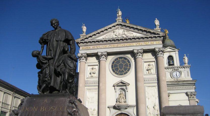 Standbeeld van Don Bosco voor de basiliek te Turijn 