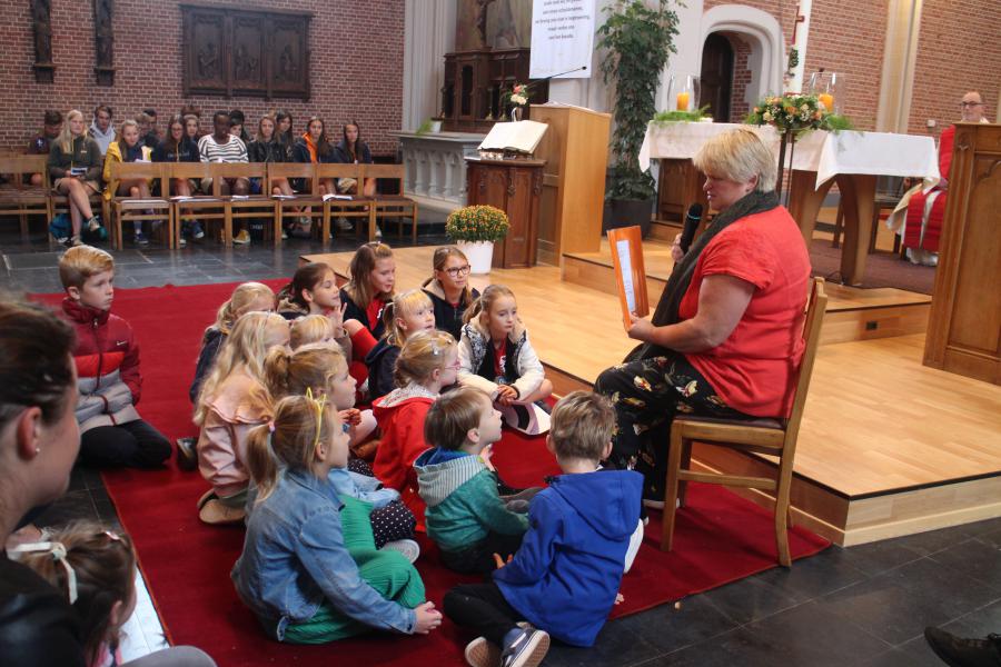 De kinderen luisteren geboeid naar het verhaal © RvH