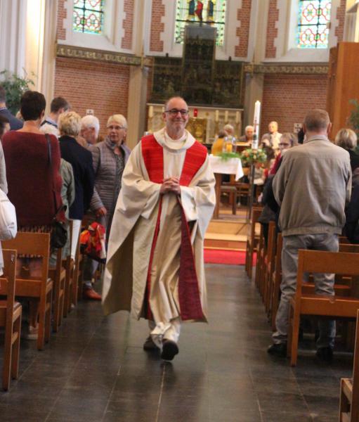 Priester Jan bij het einde van de viering © RvH