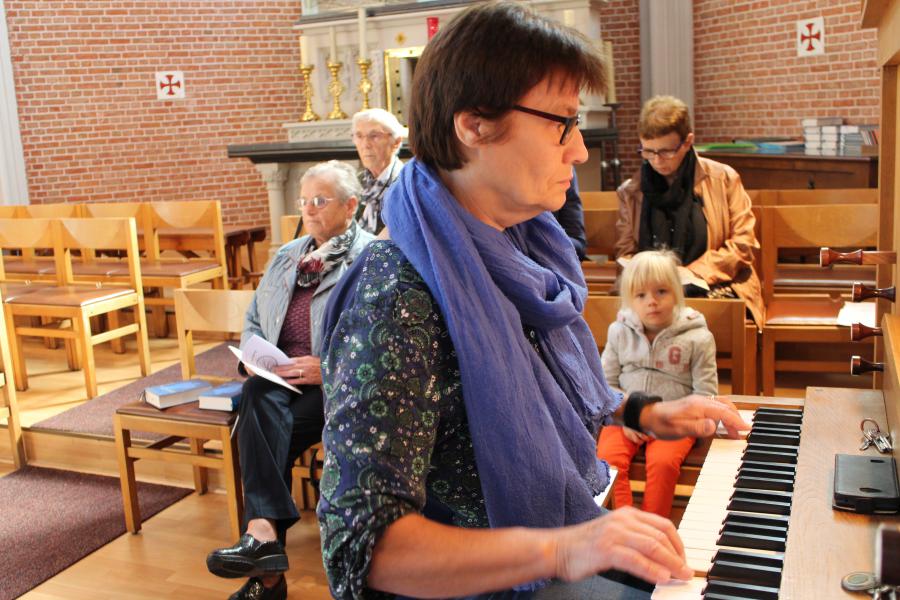Anita aan het orgel © RvH