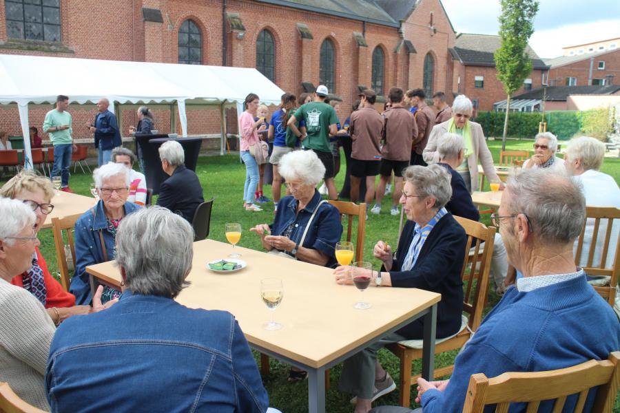 Gezellige ontmoeting na de viering © RvH