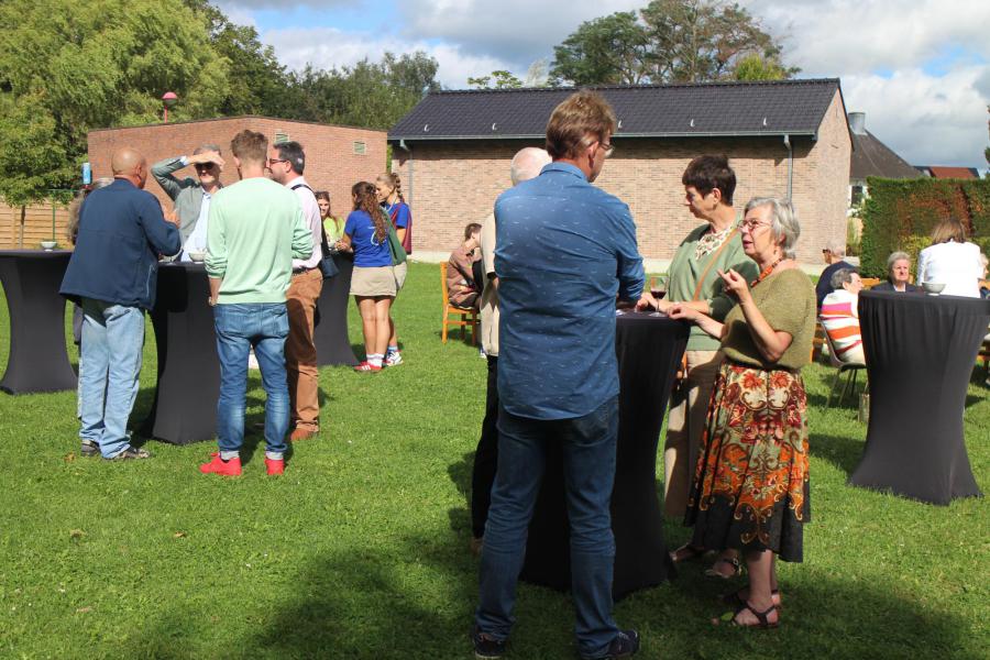 Gezellige ontmoeting na de viering © RvH