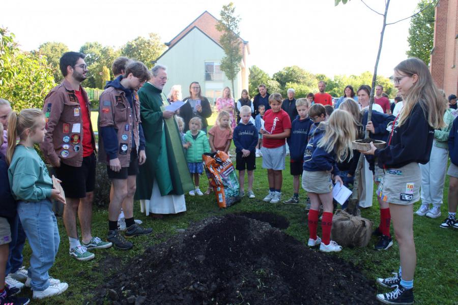 Er wordt een zegen uitgesproken over de put van de boom © RvH