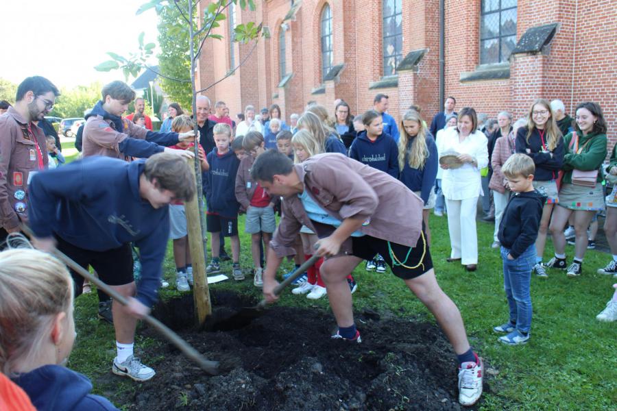 De jeugd zorgt voor het planten van de boom © RvH