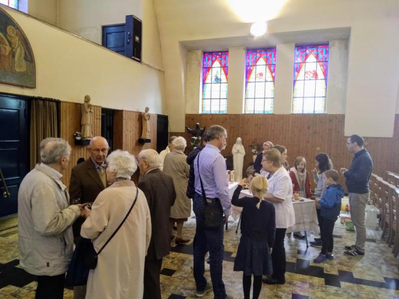 Elkaar ontmoeten na de viering 