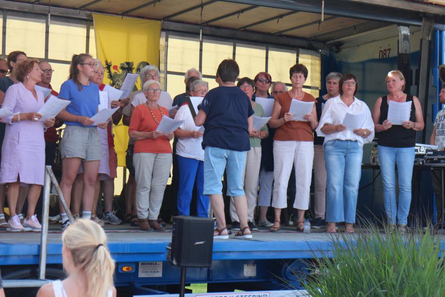 Het plaatselijk koor "'t Ziël" zet haar beste beentje voor © RvH