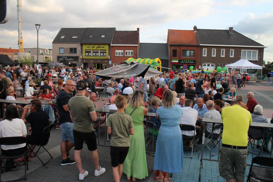 Het dorpsplein is goed vol gelopen © RvH