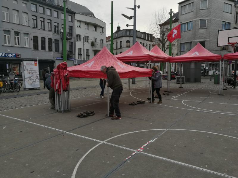 Vrijwilligers van daklozenwerking 't Vlot zijn al vroeg in de weer met feestklaar maken van het plein in de Antwerpse stationsbuurt. © 't Vlot