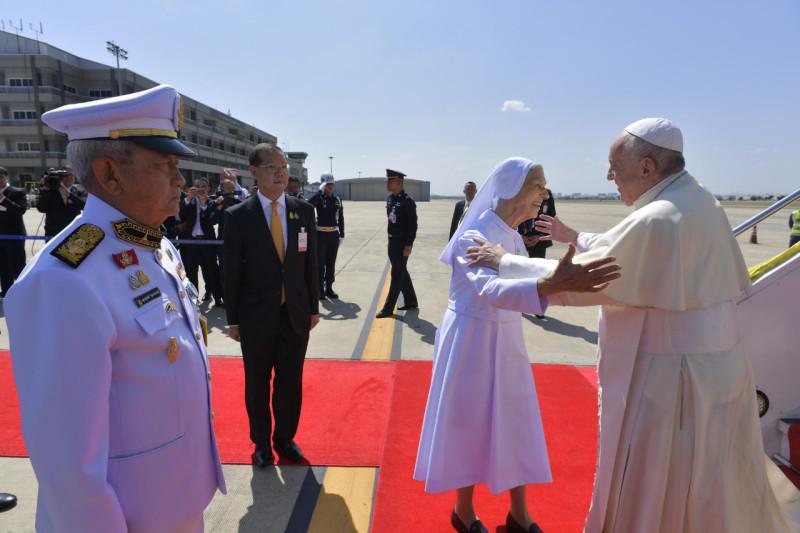 De paus werd op de luchthaven van Bangkok allereerst door zijn nicht begroet © Vatican Media