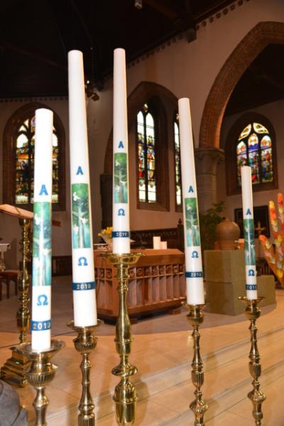 Week 13/05: Deze foto werd genomen in de St. Bartholomeuskerk te Kortemark tijdens een federale viering in het jaar 2019. Weet je welke viering. Paaswake. © Federatie Krekedal Kortemark