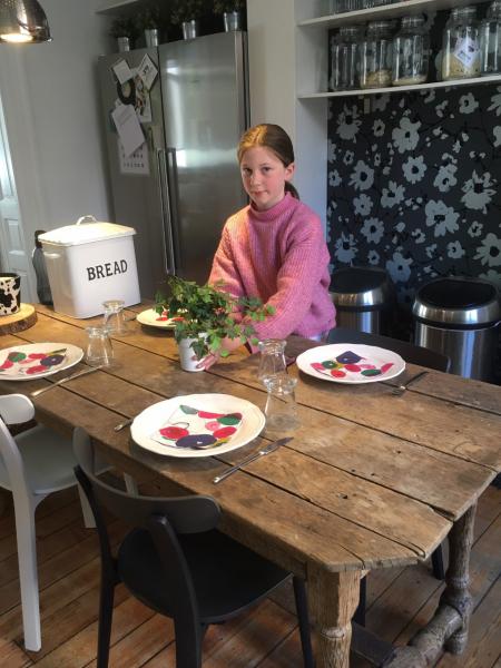 De tafel klaarmaken voor Witte Donderdag thuis 