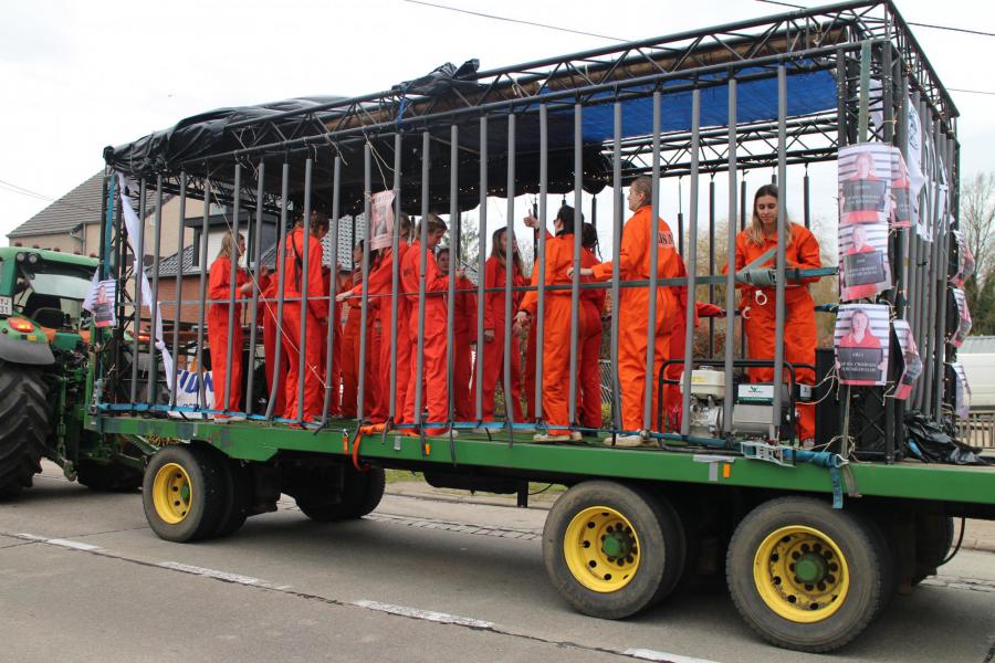 De gevangenen in hun cel © RvH