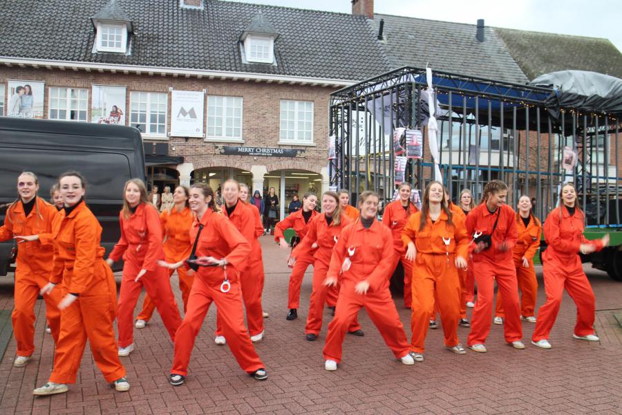 Dansen op de markt voor een uitgelaten menigte © RvH