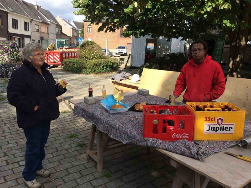 De kerkhaan werd op het feest van Kruisverheffing teruggeplaatst op de torenspits van Outer Herlinckhove! Dank aan de goede stielmannen... © Alexander Vandaele