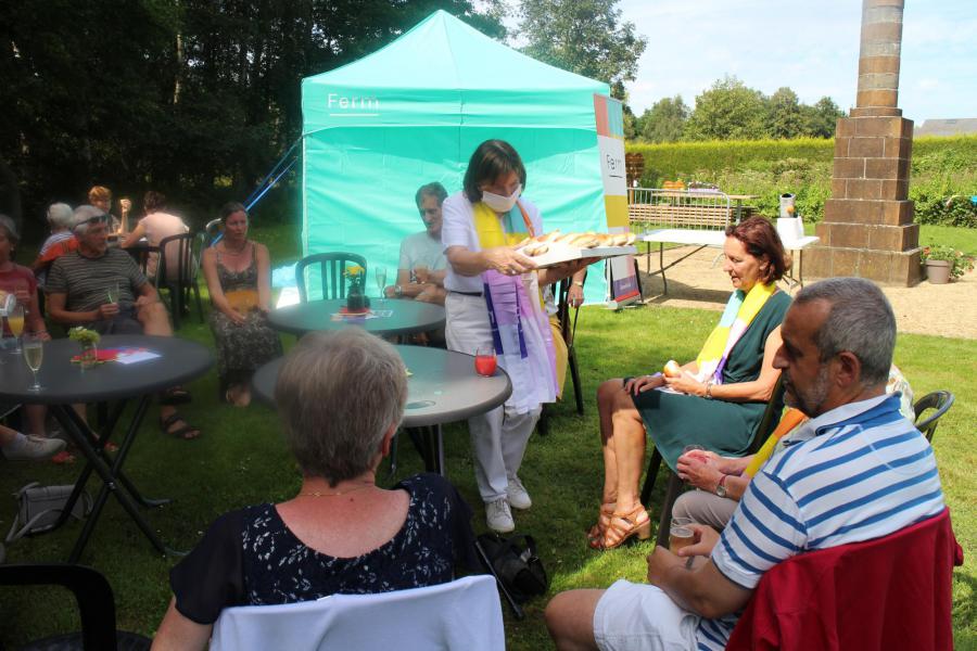 Gezellig samen bij de opening van de Troostplek © RvH