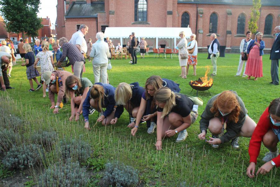 Bloembollen worden in de grond gestoken © RvH