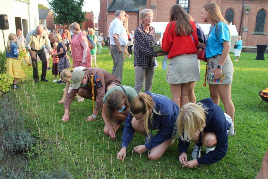 Bloembollen worden in de grond gestoken © RvH