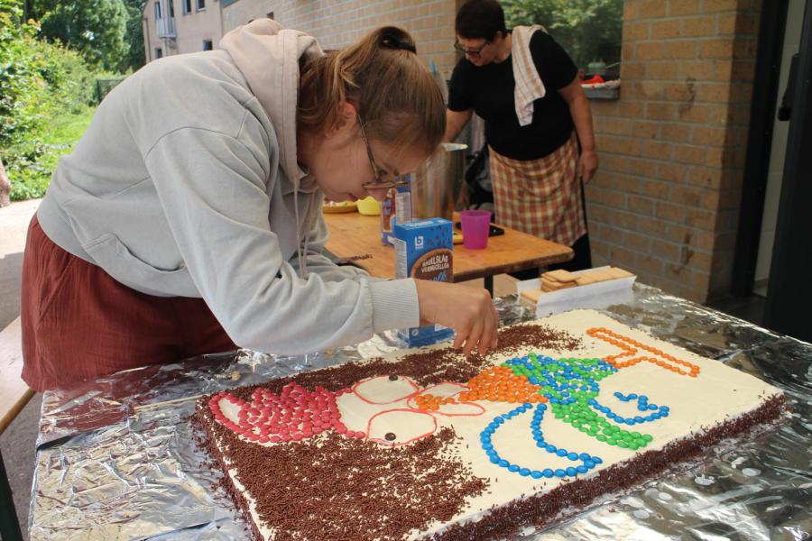 Truus versiert de taart © RvH