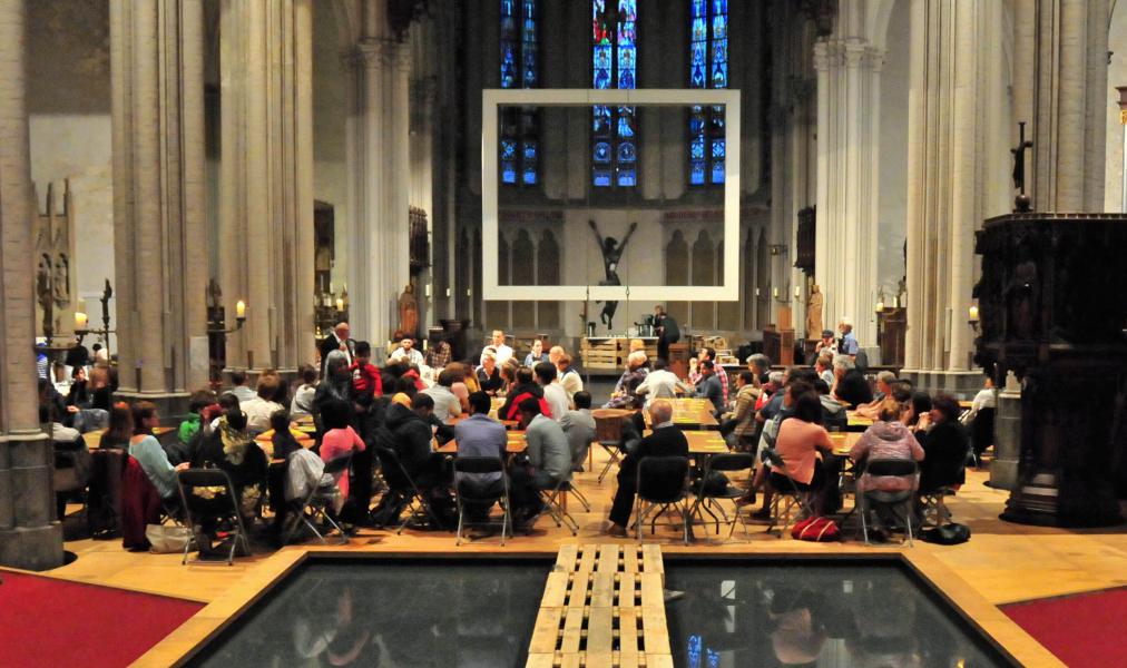 De kunstzinnige inrichting van de Magdalenakerk is een gepast decor.    