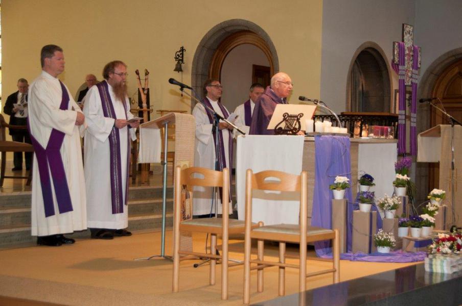 Mgr Luysterman gaat voor in de dienst 