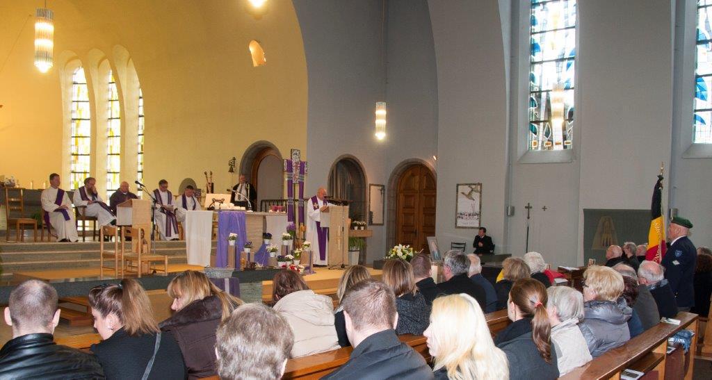 een warme viering in een volle kerk 