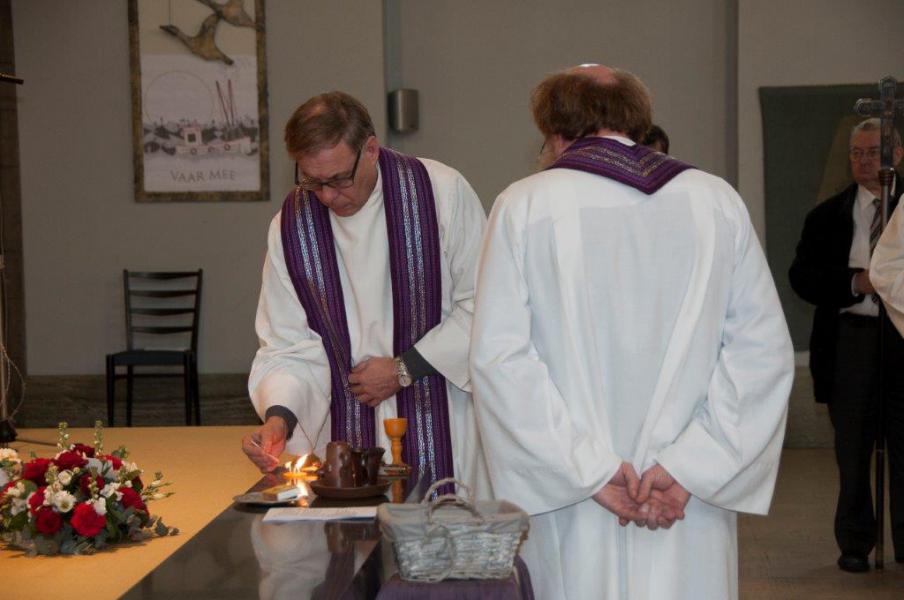 een pateen met wat kaarsjes, worden meegegeven in de kist, als teken van zijn priesterschap 