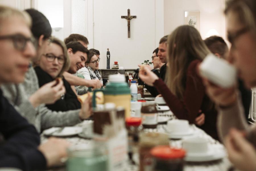 Enjoying a lovely meal after mass © IJD Gent, photo: Laura Vleugels Photography