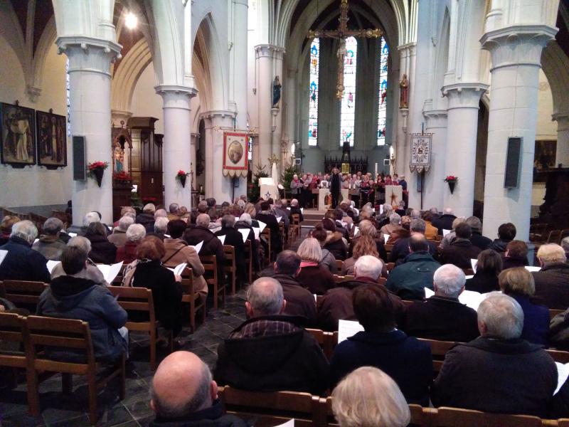Met een ruime opkomst was de Sint-Jan de Doperkerk van Huizingen helemaal gevuld. © jh