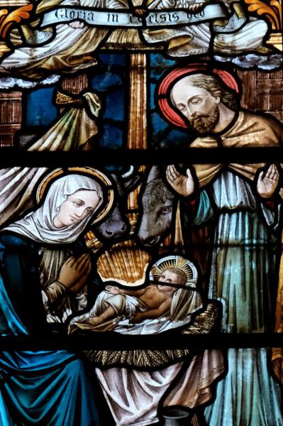 Glasraam kersttafereel ateliers De Dobbeleer uit Brugge omstreeks 1900, hoogkoor kerk Huizingen.  © hc