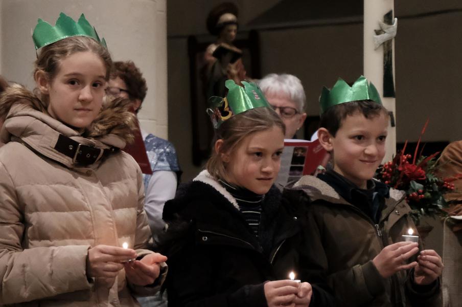 Drie jeugdige Koningen kwamen naar voren tijdens het lied ‘Er kwamen drie koningen’ © jh