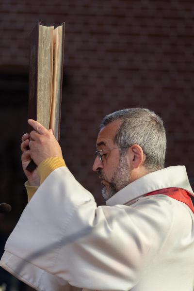 Priester Wouter met het evangelieboek 