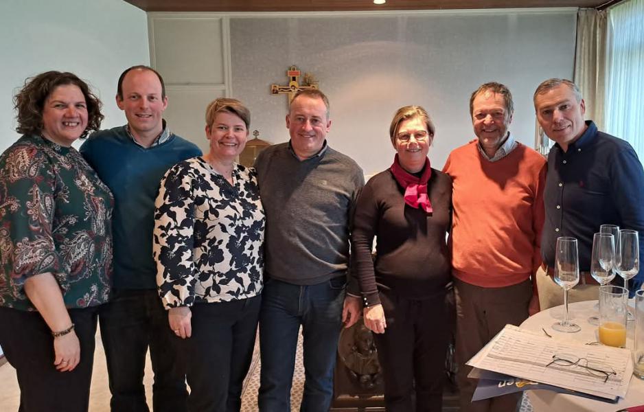 Koppels van de verloofdenwerking met diaken Jean-Yves. 