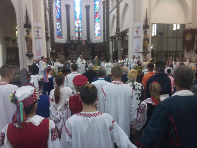 De folkloregroepen die deelnemen aan Drieske Nijpers kermis vieren samen in onze kerk. © Kerk Stekene en Sint-Gillis-Waas