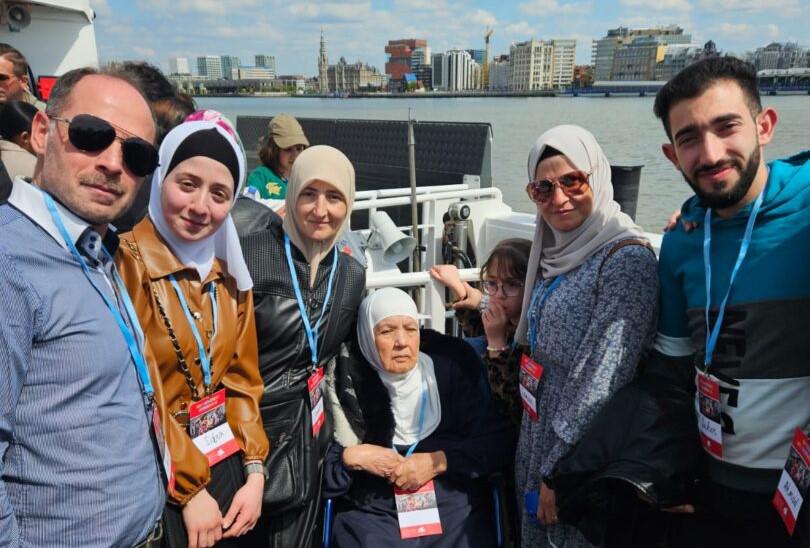 Vluchtelingen die niet in gammele bootjes werden geduwd, maar trokken met de veerboot van de Antwerpse Linkeroever naar de kathedraal  © Sant'Egidio