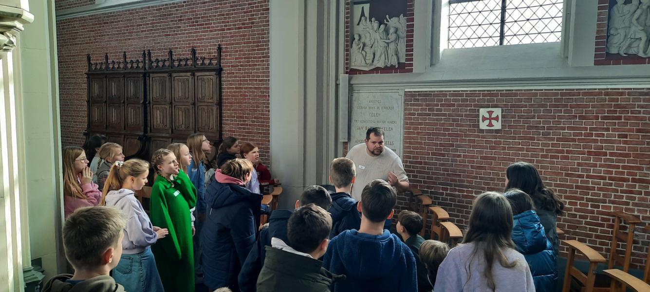 Stijn vertelt bij de kruisweg © RvH