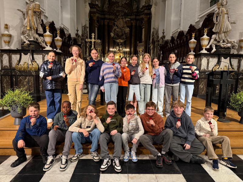 Kruisoplegging voor de vormelingen uit Aspelare en Nederhasselt in de Abdijkerk te Ninove op vrijdag 28 maart 2025 © Alexander Vandaele