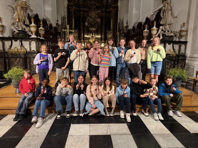 Kruisoplegging voor de vormelingen uit Denderwindeke in de Abdijkerk te Ninove op vrijdag 21 maart 2025 © Alexander Vandaele