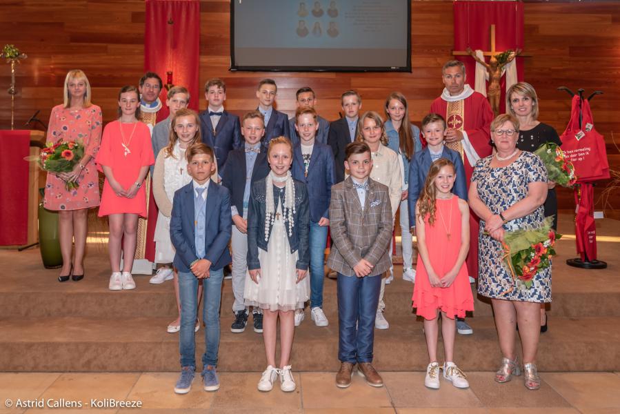 Vormelingen Heirweg met bisschop Lode, diaken Jean-Yves en catechisten. 