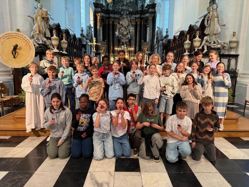 Kruisoplegging voor de vormelingen uit Ninove, Pollare en Outer in de Abdijkerk te Ninove op vrijdag 4 april 2025 © Alexander Vandaele