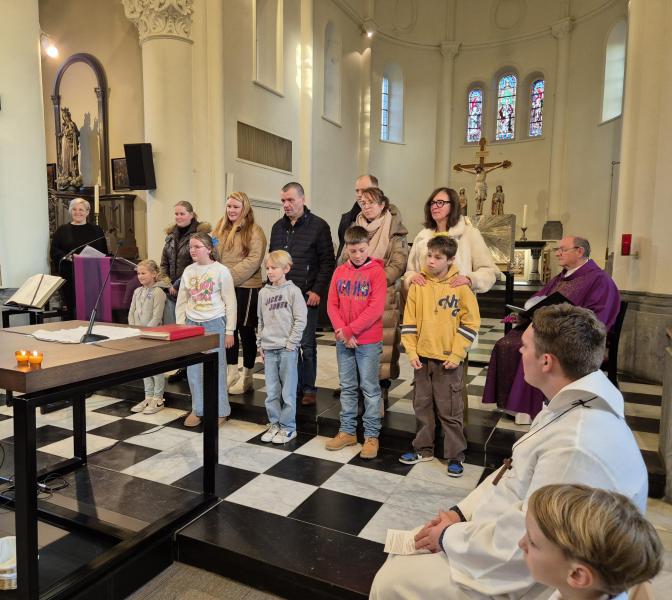 We ontvangen ons vormselkruisje (groep 1) © Mieke Dupont