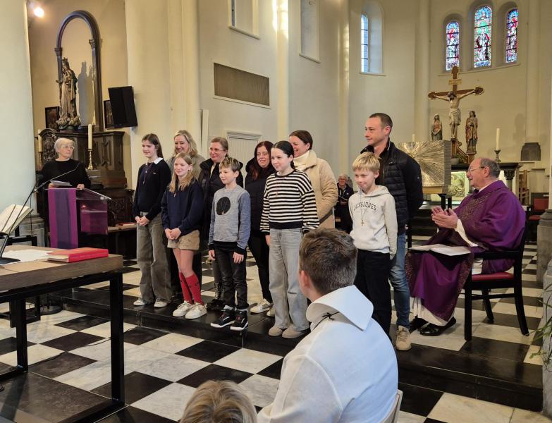 We ontvangen ons vormselkruisje (groep 2) © Mieke Dupont