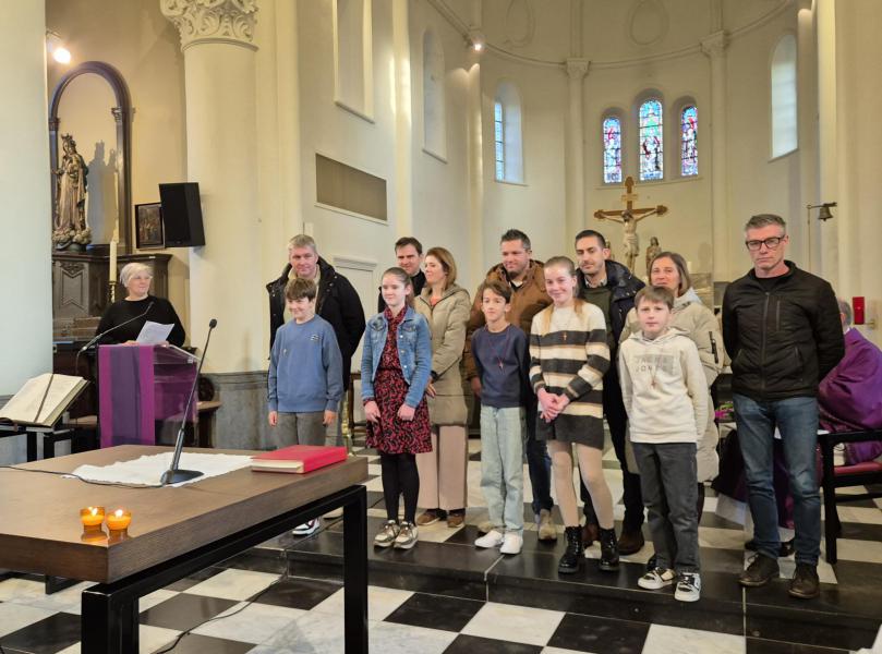 We ontvangen ons vormselkruisje (groep 3) © Mieke Dupont