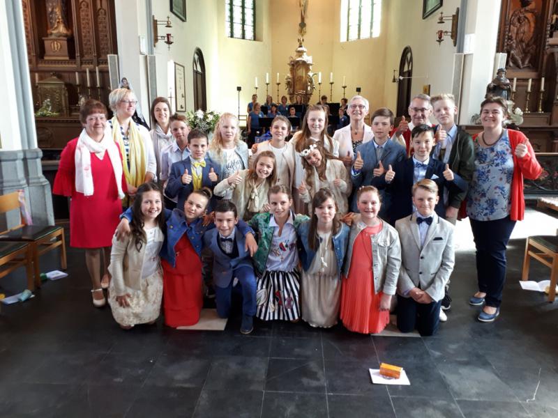 Vormelingen Ingooigem met priester Wilfried en catechisten. 